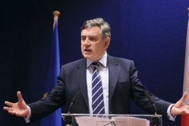 Gordon Brown chce výrazně snížit manažerské odměny.