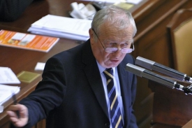 Eduard Janota zvažuje další setrvání ve vládě.