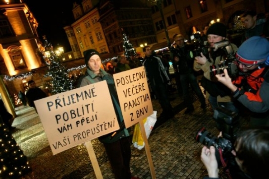 Protestující měli transparenty namířené proti firmě BNV.