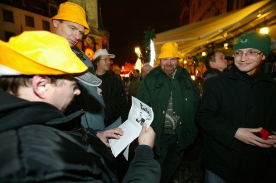 Pozvánku na večírek anarchisti zparodovali a rozdávali ostatním.