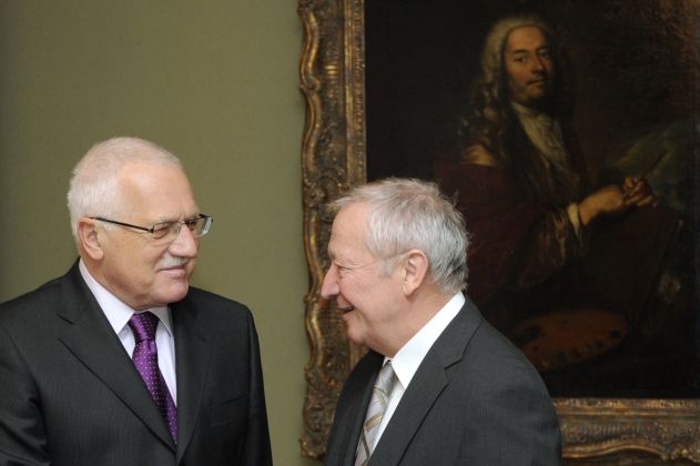 Janota (vpravo) se v pondělí rozhodne, jestli ve vládě zůstane.