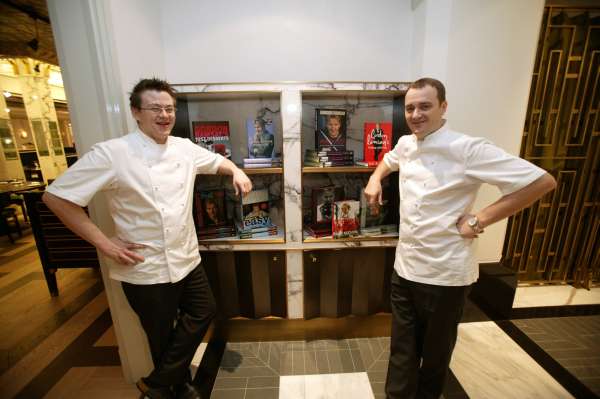Kuchaři pražské restaurace Maze, již Ramsay kvůli krizi zavřel.