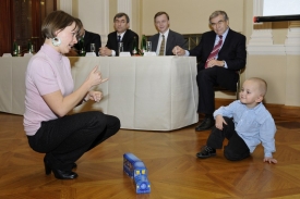 Pětistý český uživatel kochleár. implantátu Antonín Jebavý s maminkou.