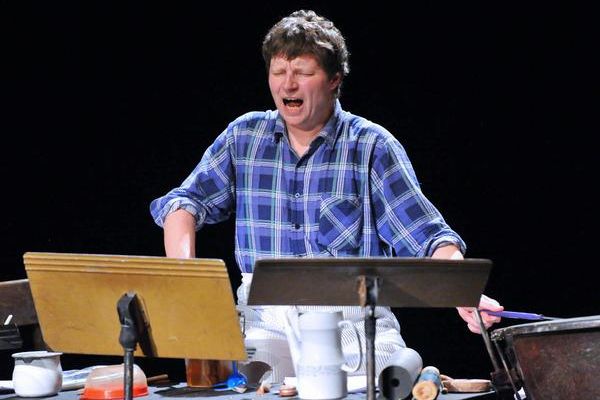 Petr Nikl při jedné ze svých hudebních performancí.