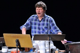 Petr Nikl při jedné ze svých hudebních performancí.