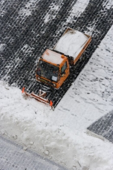 Meteorologové varují řidiče před náledím.