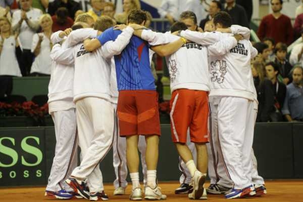 Čeští tenisté slaví úspěch v Davis Cupu.