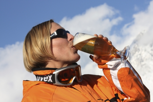 Pivo, svařák a grog prý nejdou se sportem dohromady.
