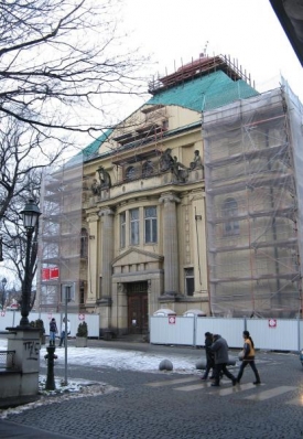 Nový domov v Obecním domě nalezla galerie, muzeum, kavárna a klub.