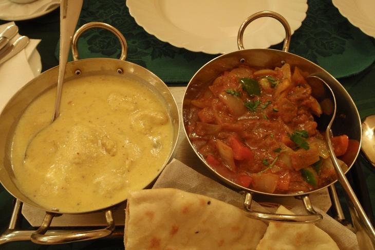 Kuřecí omáčka korma a hovězí korai. Kuřecí omáčka korma a hovězí korai.