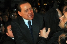 Silvio Berlusconi opustil mítink v Miláně se zkrvavenou tváří.