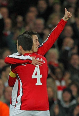 Nasri a Fabregas se radují z gólu.