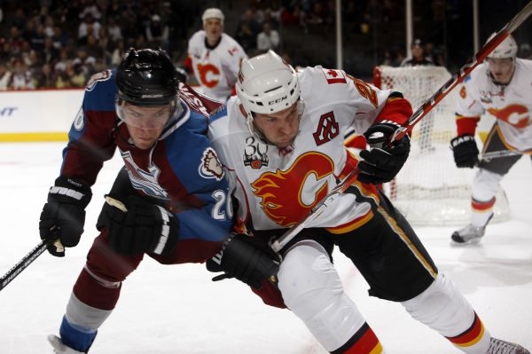 Paul Stastny (vlevo) bojuje s obráncem Calgary Robynem Regehrem.