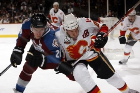 Paul Stastny (vlevo) bojuje s obráncem Calgary Robynem Regehrem.