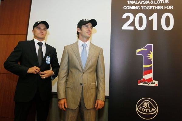 Heikki Kovalainen (vlevo) a Jarno Trulli, noví piloti Lotusu. Heikki Kovalainen (vlevo) a Jarno Trulli, noví piloti Lotusu.