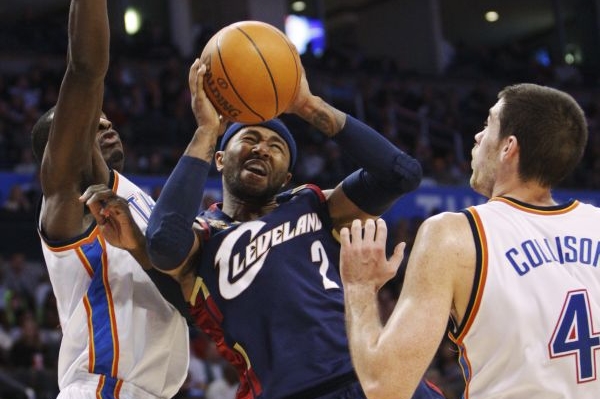Mo Williams střílí na koš v zápase proti Oklahomě.