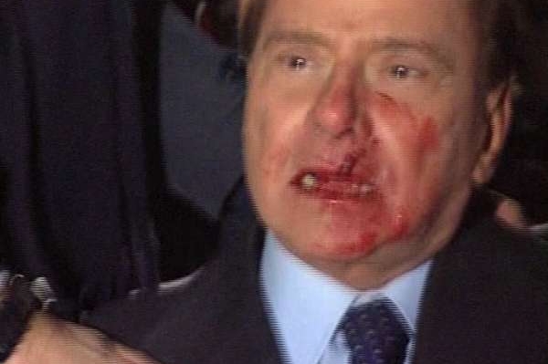 Berlusconi těsně po zásahu modelem chrámu.