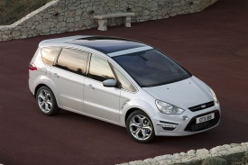 Ford S-Max v dražších verzích dostane diody pro denní svícení.