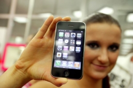 Mladí lidé sledují média na mobilech.