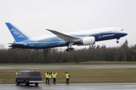 Nový boeing po mnoha odkladech konečně vzlétl.