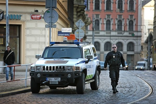 Akce Praha. Pohodlné auto, které na dlažbě nedrncá, chválí strážníci.