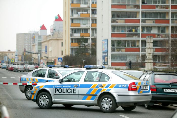 Na místě jsou desítky policistů.