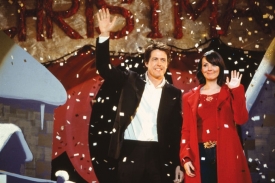 Hugh Grant ve filmu Láska nebeská.