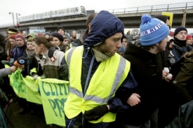Dánská policie se téměř každý den střetává s demonstranty.