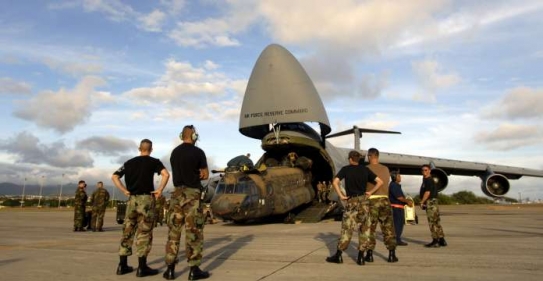 Američané nakládají CH-47 Chinook na C-5 Galaxy.