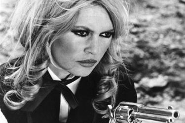 Dříve s koltem, nyní s plakáty: Brigitte Bardotová.