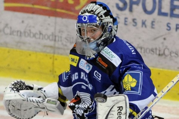 Pavel Francouz hájí v extralize branku Plzně.