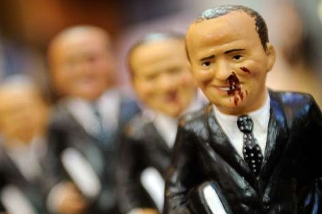 Berlusconiho rozbitá ústa přináší zisky i prodavačům suvenýrů.