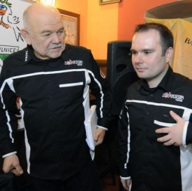 Karel Loprais (vlevo) se svým synovcem a nástupcem Alešem Lopraisem.