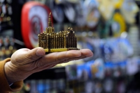 Berlusconiho tvář poranila miniatura milánské katedrály Duomo.