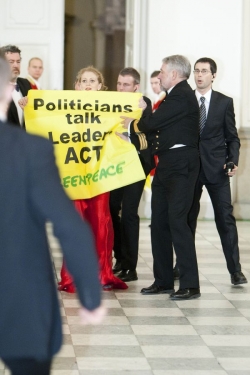 Politici mluví, vůdci jednají.