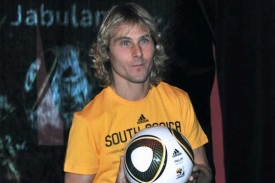 Pavel Nedvěd při představování oficiálního míče pro mistrovství světa.