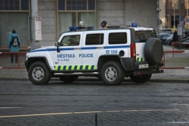 Hummer pražských strážníků. Hodí se na Petřín i do Nerudovky.