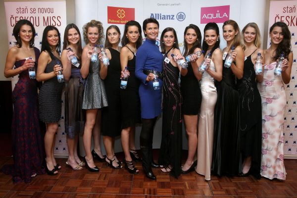 Finalistky České Miss a ředitelka Maláčová (v modrém).