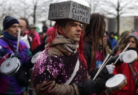 Každý den probíhají na summitu demonstrace.