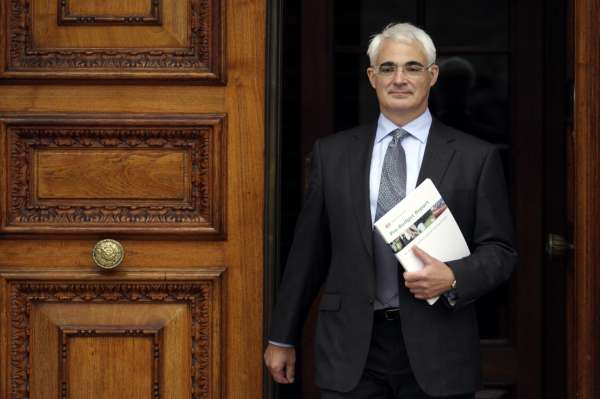 Alistair Darling, britský ministr financí, zdanil bankéřům bonusy. 
