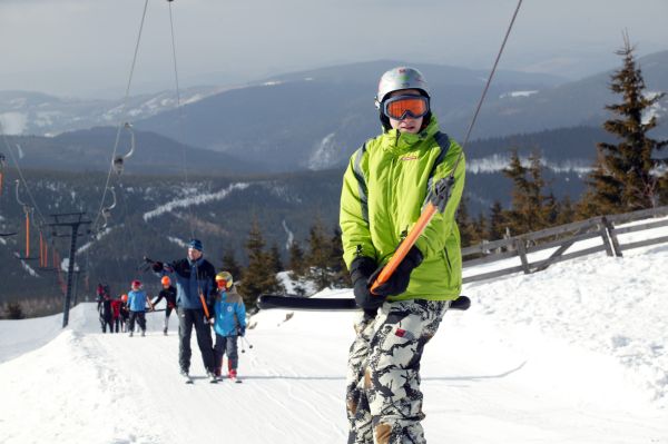 Lyžaři a snowboardisté by měli brát ohled na ostatní.