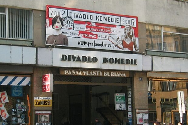 Divadlo Komedie zvažuje svou další existenci.