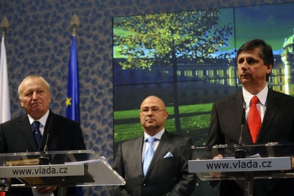 Vláda má na pořadu dne zavírání konzulátů i integraci Romů.