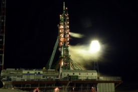 Sojuz se třemi astronauty na palubě je na cestě k ISS.