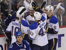 Hráčí St. Louis Blues se radují z vítězství na ledě Vancouveru.