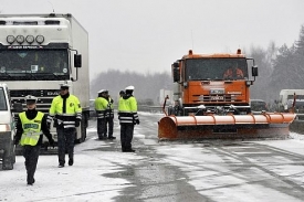 Silničáři i policisté mají v těchto dnech napilno.