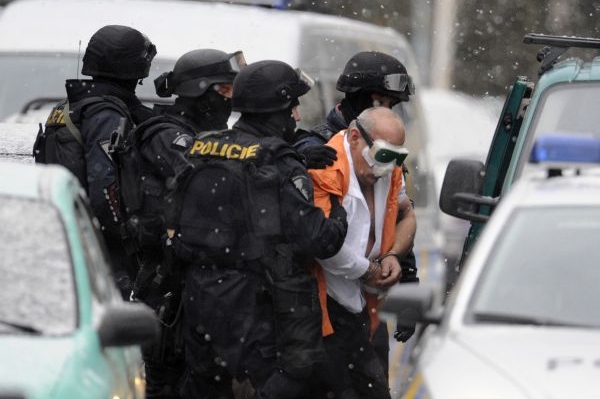 Lupič, kterého policisté odvádějí v poutech, mohl mít komplice.