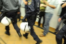 Policie vyklízí Audimax.