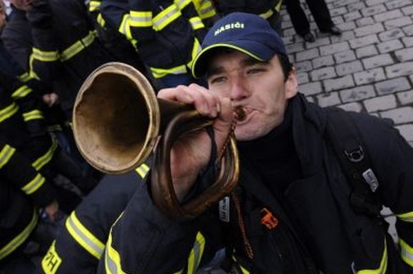 Policisté a hasiči v prosinci protestovali proti snížení platů.