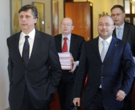 Premiér Jan Fischer (vlevo) a ministr obrany Martin Barták.
